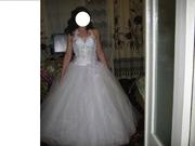 Очень пышное и оригинальное белое платье