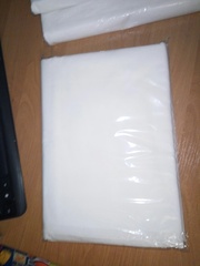 Белая простынь на резинке